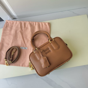 Miu Miu 스무스 레더 미니 보스턴 백